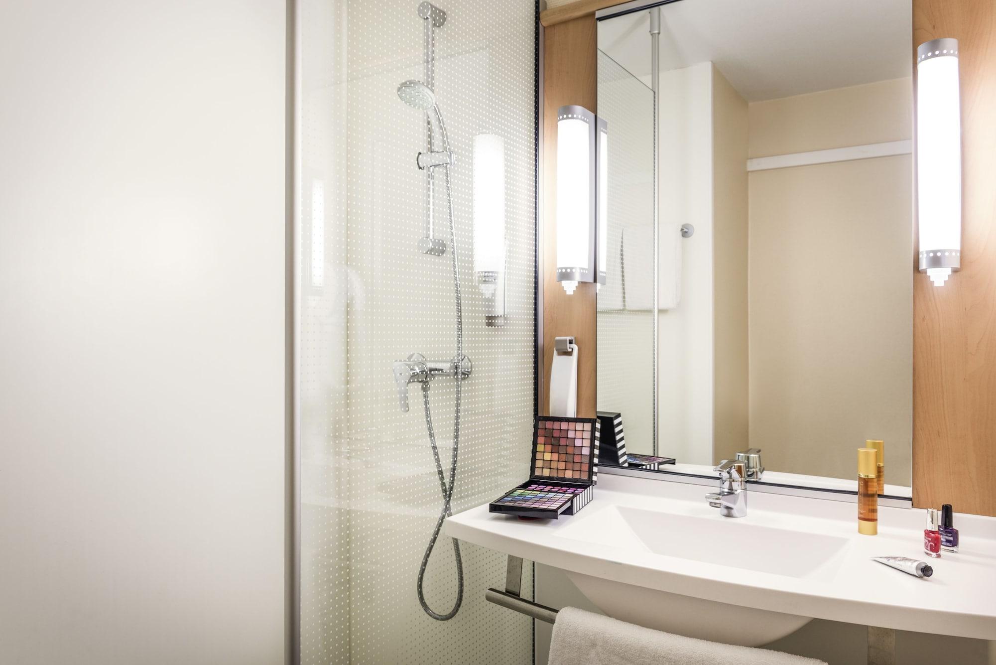 Ibis Paris 3*